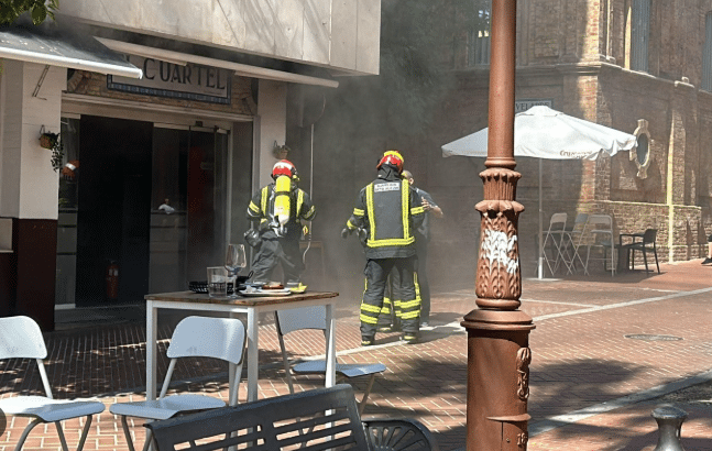 Susto en Huelva por fuego en la cocina de un bar en pleno Paseo Santa Fe